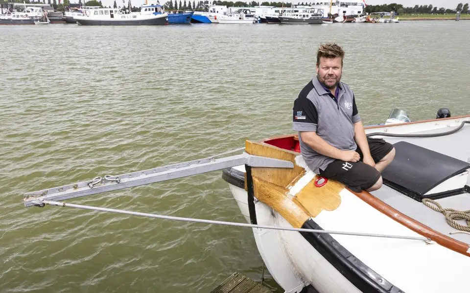 Siete Meeter nog te gewond door botsing: skûtsje van Huizum zet reserveschipper in