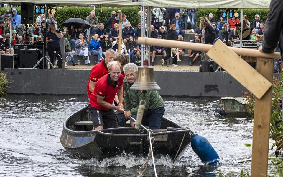 Te veel wind bij het SKS skûtsjesilen, maar bemanningen vermaken zich uitstekend met bungeetrekken