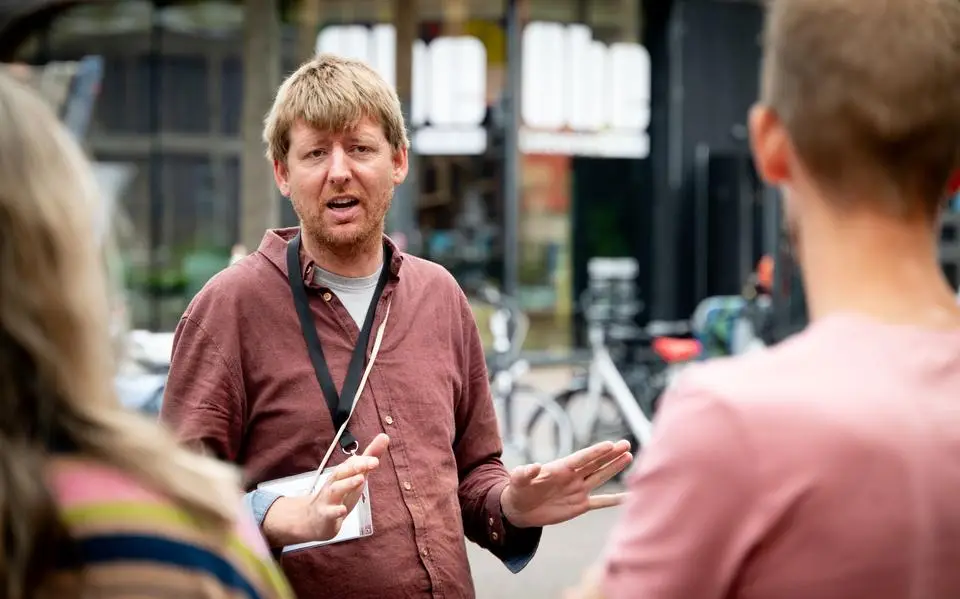 Stadsgids Henk (41) uit Leeuwarden pakt zijn rondleidingen net even anders aan: ‘Ik wil échte verhalen vertellen’