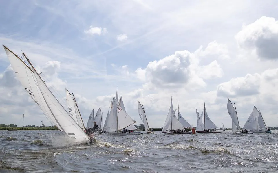 Hoogbejaarde Sneekweek is springlevend. ‘Iedereen kan zeilen, ook als je denkt dat je dat niet meer kan'