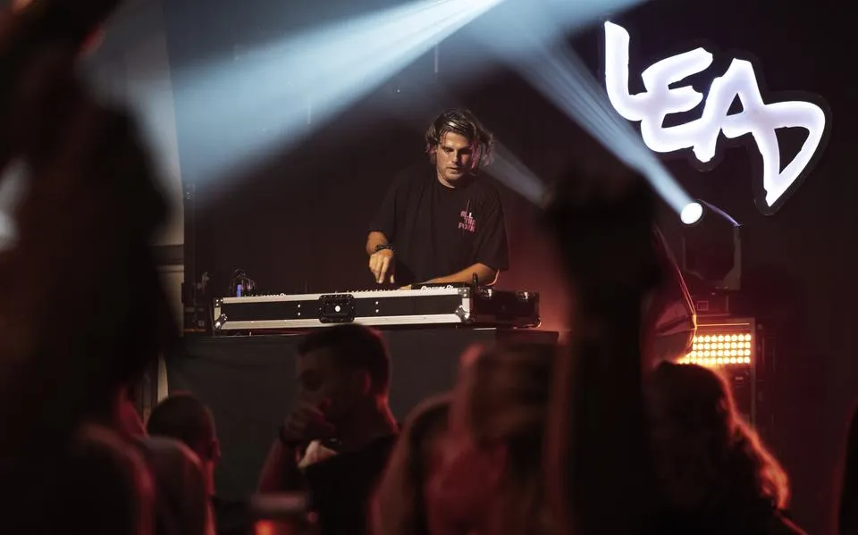 Dj All tha Fokk verovert Friesland: ‘Dizze simmer is it echt ûntploft’ 