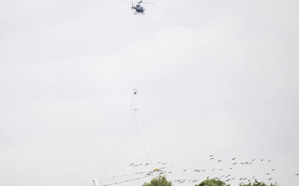 Wat doet deze helikoper met een hoepel eronder bij Earnewâld?