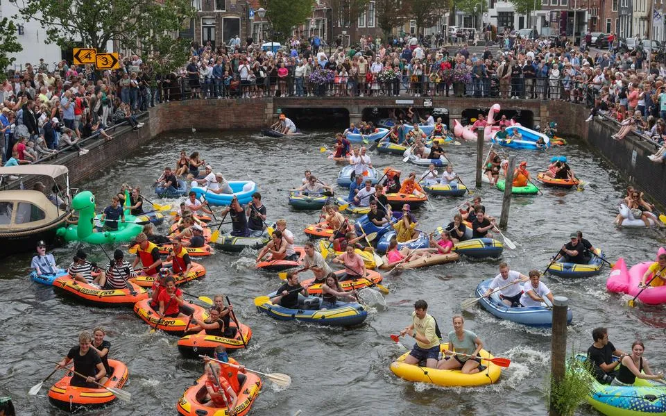 Met alles wat drijft elkaar te lijf gaan in de grachten van Sneek. Rubberbootrace is feestelijke chaos