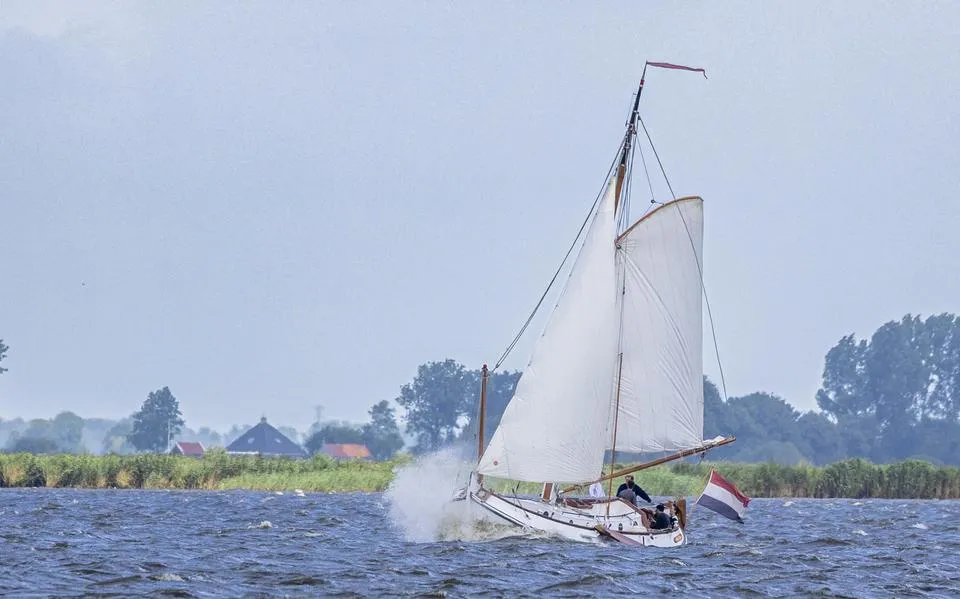 Worden skûtsjewedstrijden steeds vaker afgelast door harde wind? ‘Wy moatte mar nachts sile’