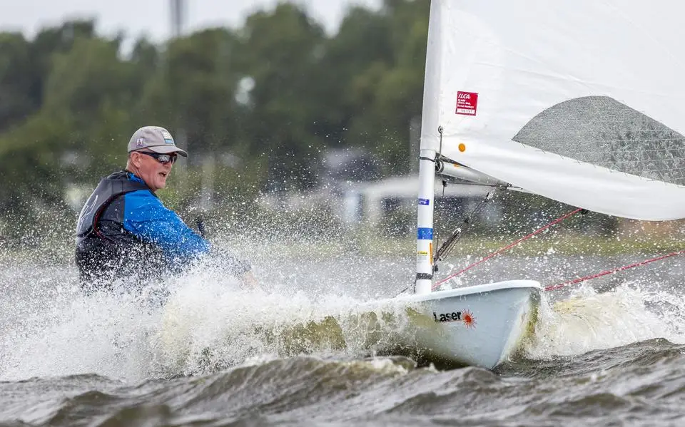 Marcel Vos is wel blij met een vroege start; storm Floris ligt dwars in de Sneekweek