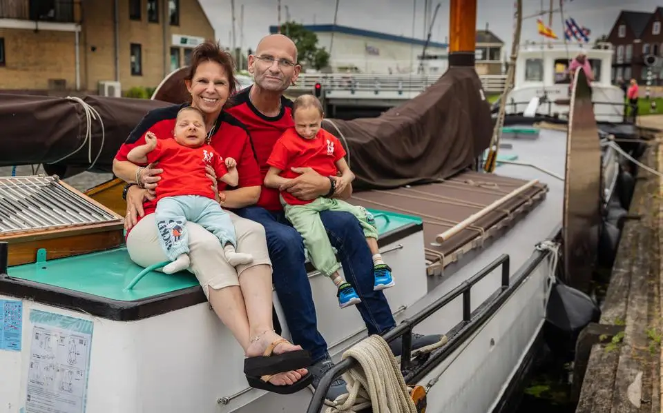 Zoons skûtsjeschipper Bouke van der Vaart uit Lemmer hebben zeldzame genetische afwijking: ‘Ik zeil straks voor onze jongens’