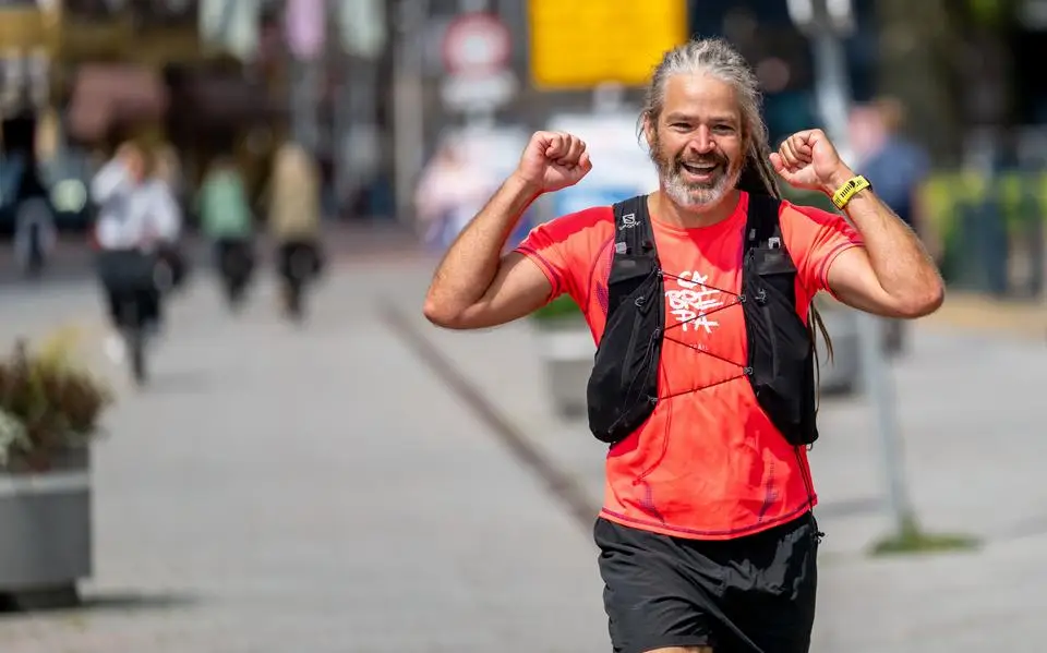 Eltjo (47) finisht na 31 dagen zijn Elfstedentriatlon. ‘Ben blij dat het erop zit, maar ben ook waanzinnig trots’