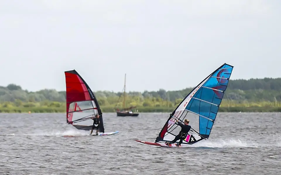 Strijd om wind: watersporters vrezen museumdorp Magna Frisia aan Lauwersmeer