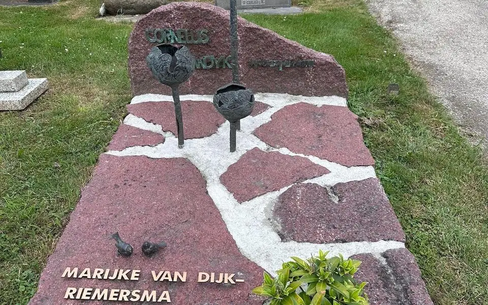Weer diefstal kunstwerken op zelfde graf in Oentsjerk: tipgeld verhoogd naar 1000 euro