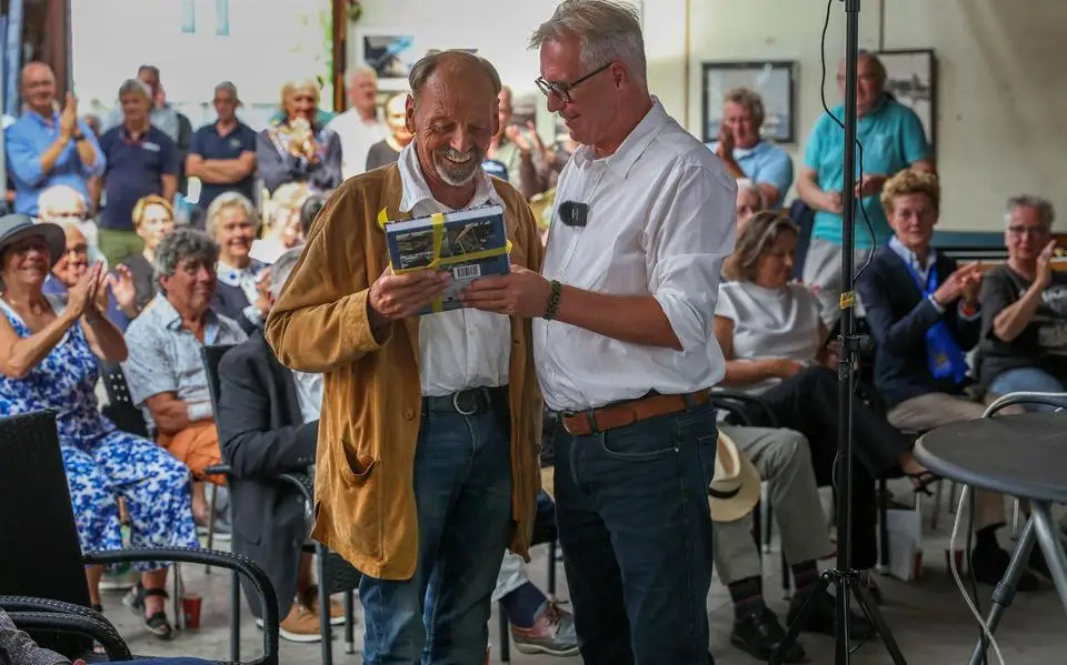 Na negen maanden praten ligt het werk van houten scheepsbouwer Pier Piersma uit Heeg vast in een boek