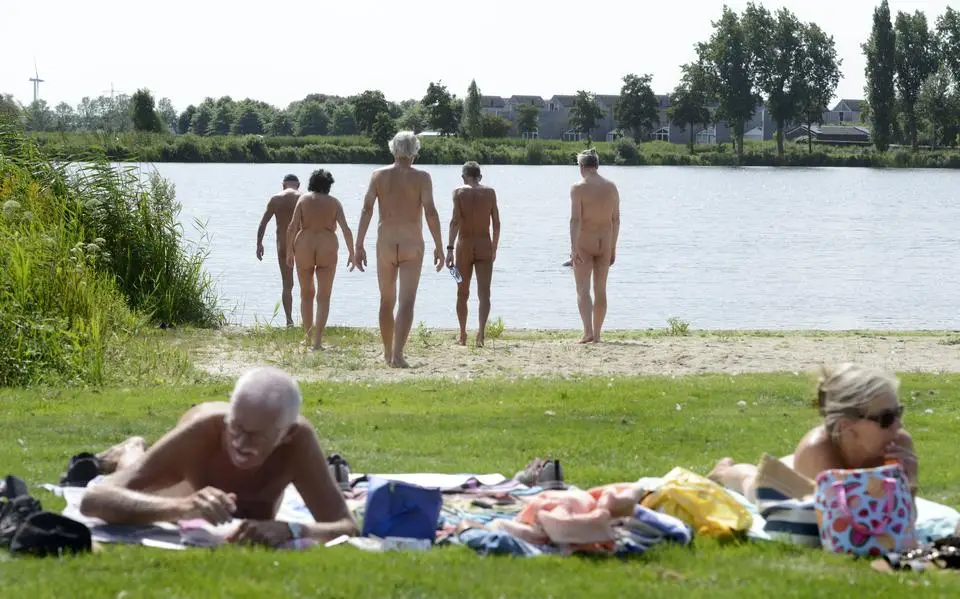 Mijn eerste keer op een naaktstrand, in Leeuwarden: tussen bloot en bedekt