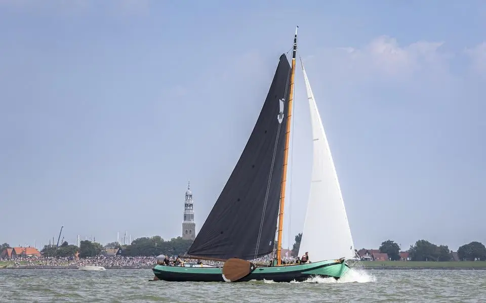 Geen skûtsjesilen op de Hegemer Mar door gebrek aan wind: ‘Niemand wordt gelukkig van wachten’
