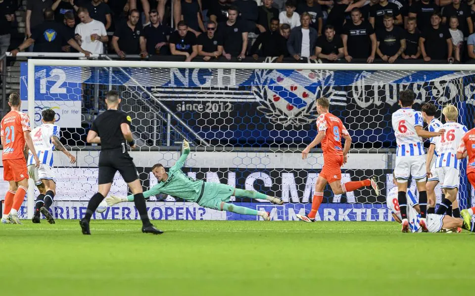 Penalty? Rode kaart? Of de scheidsrechter luistert, hangt af van wie de VAR is, ontdekken RUG-onderzoekers
