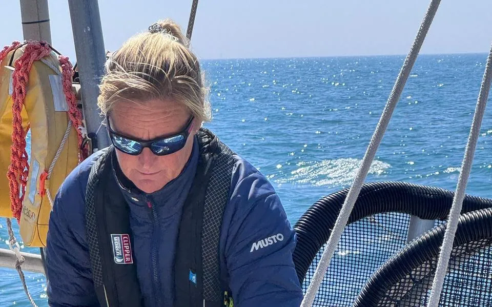 Zeilster Angela (50) uit Sneek is schipper tijdens de Clipper Round The World Race. ‘Eén van de zwaarste banen in de zeilwereld’