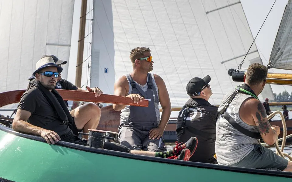 Kont schrobben en eieren bakken helpen schipper Enne de Vries uit Echtenerbrug