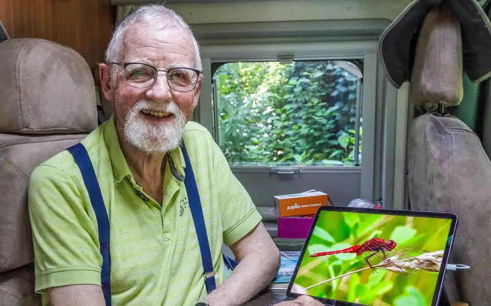 Peter (76) staat op de camping in Oudemirdum voor een glimp van een libelle: ‘Wil ze allemaal zien’