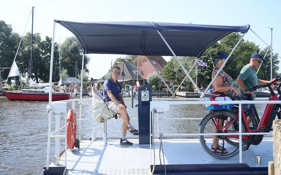 Frank (23) werkt als pontbediende in Broek: ‘Het is vaak een grote kermis op het water maar dat maakt het juist zo leuk’