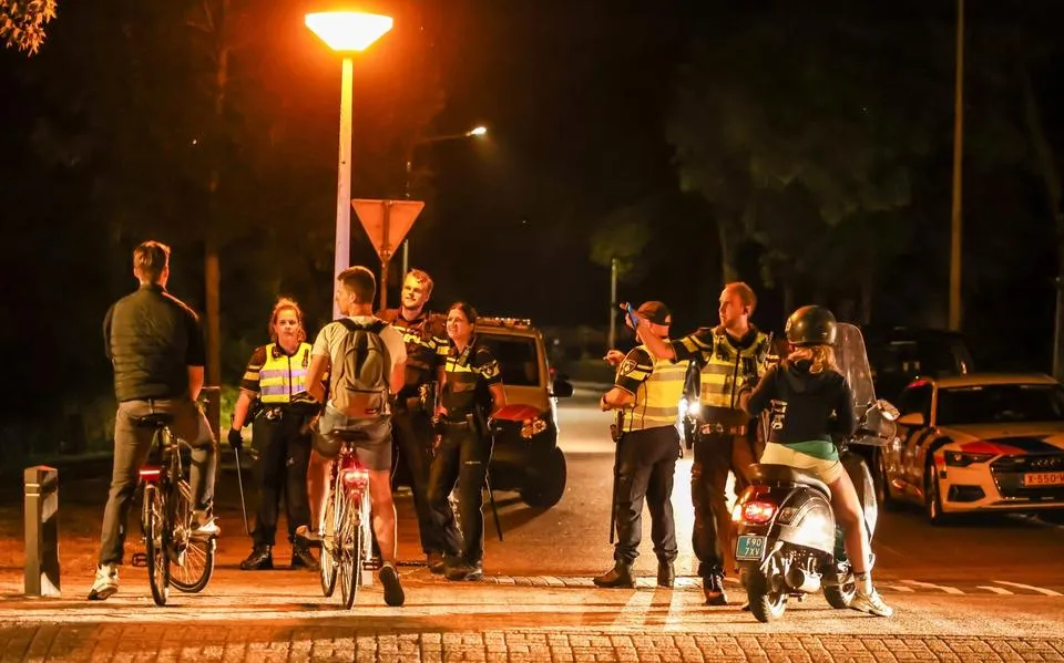 Agenten uit hele Noorden ingezet om rust in Joure te bewaken: ‘Der hat noch nea safolle plysje yn it doarp west’