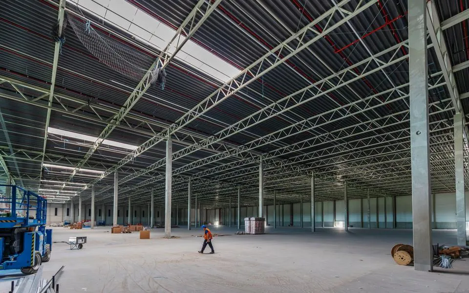 Dit gloednieuwe distributiecentrum langs de A7 in Heerenveen is bijna klaar maar staat eerst nog leeg