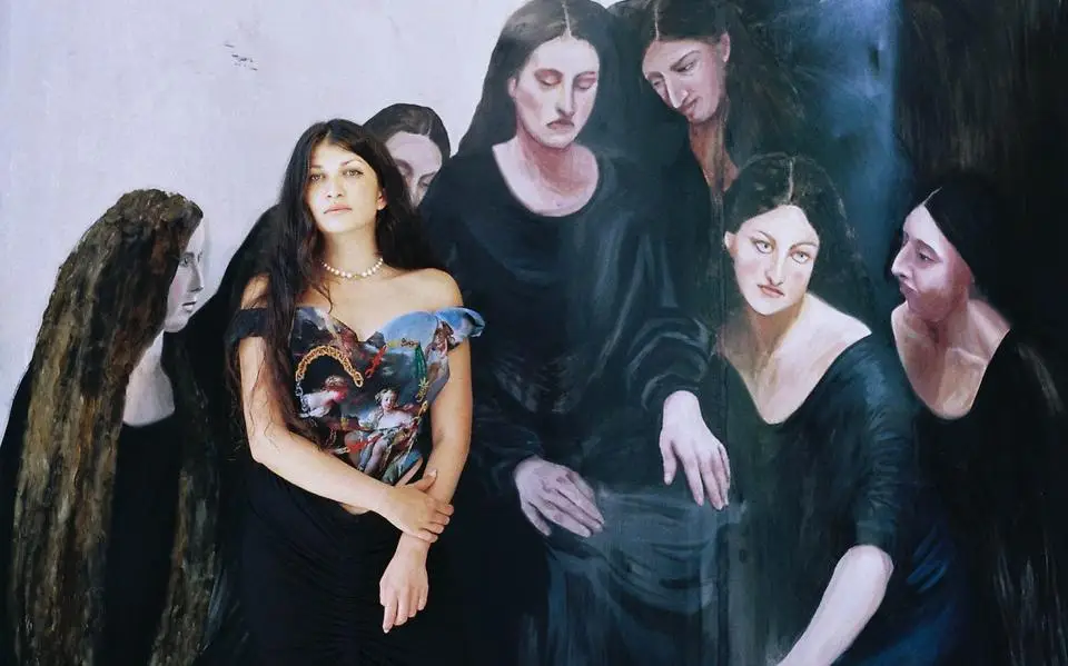 Selma Selman uit Bosnië maakt kunst als monument voor haar vergeten Roma-‘voormoeders’, in Beetsterzwaag