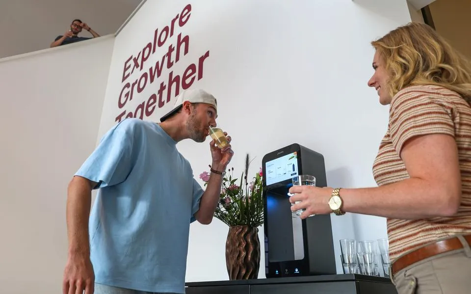 We blijven maar op onze kont zitten tijdens een werkdag. Dit Friese bedrijf heeft een oplossing: smaakjeswater