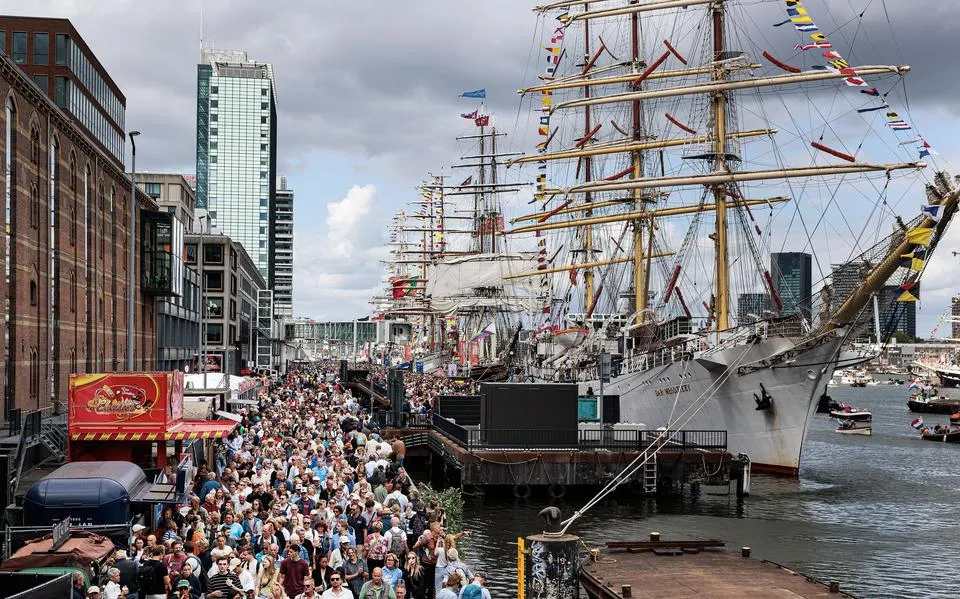Organisatie Tall Ships Race bezoekt Sail Amsterdam: ‘Die gezellige chaos van die vele bootjes wil ik in Harlingen ook’