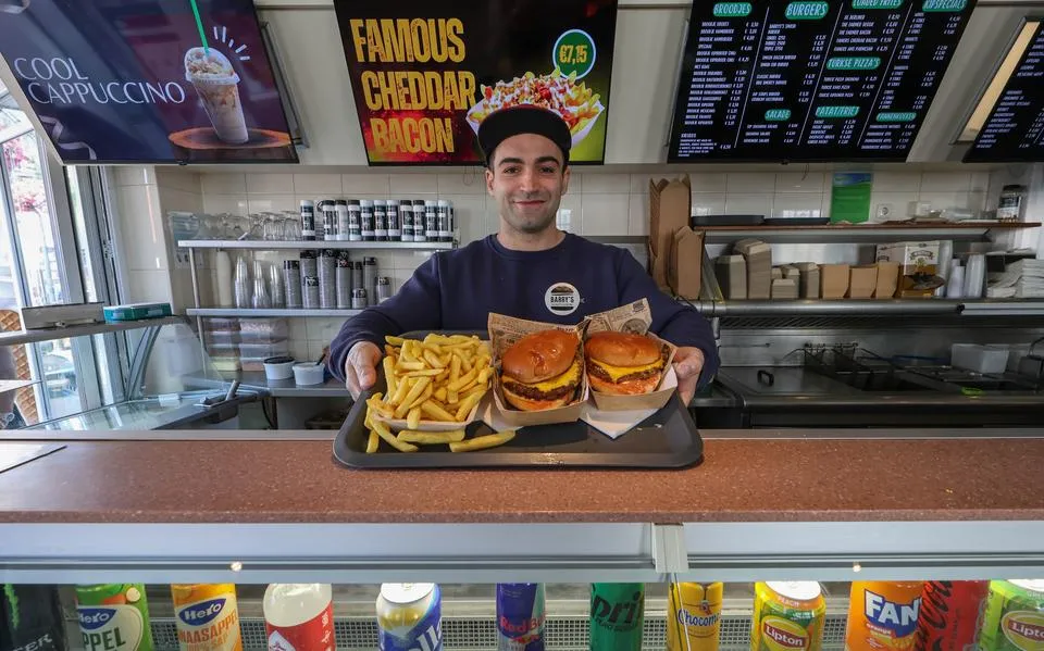 Barry (30) studeerde architectuur op Cyprus, maar heeft nu zijn eigen snackbar in Makkum: ‘Dit is mijn droom’