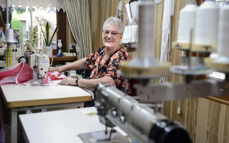Jantje (81) naait al vijftig jaar vanuit huis vlaggen en spandoeken: ‘Se is gewoan ferslaafd’