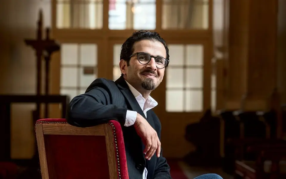 De Syrische Groninger Khalaf Alkhalaf (37) is RUG-alumnus van het jaar. ‘Behandel vluchtelingen niet alsof ze zielig zijn’