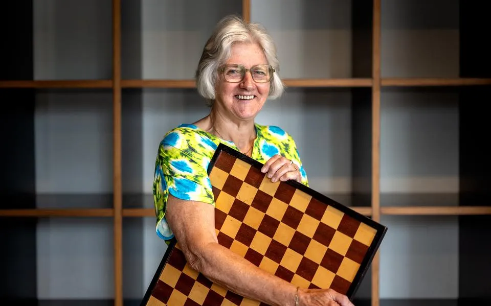 Iepie Poepjes (77) uit Lemmer speelde 50 jaar geleden al op het WK en buigt zich nog een keer over het dambord