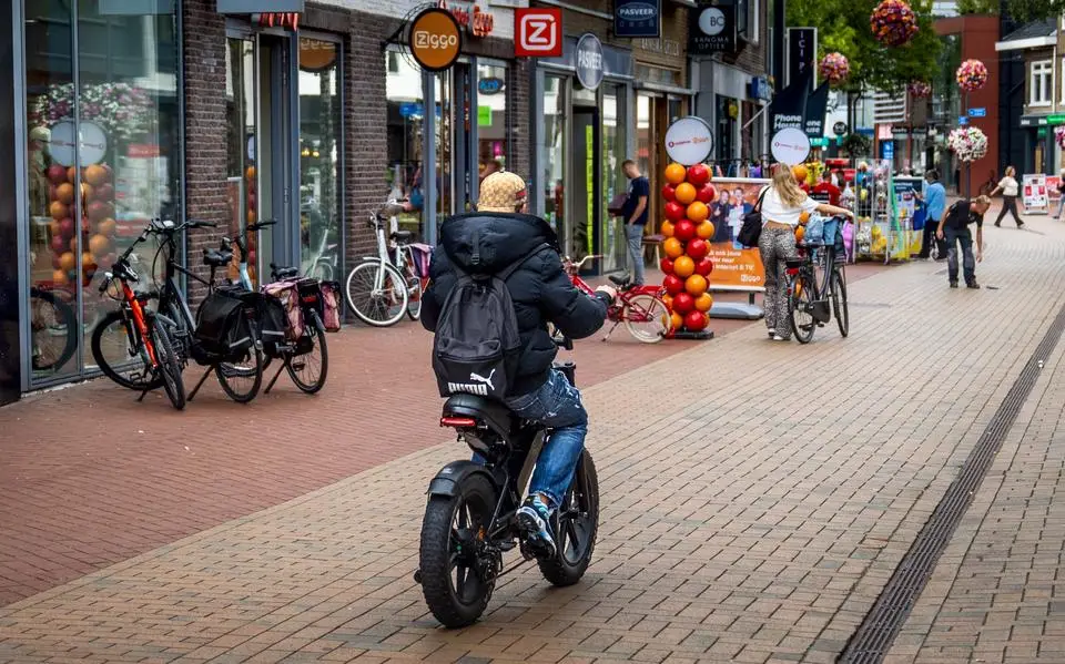 Ondernemers in centrum Drachten zijn overlast door jongeren spuugzat: ‘Er moet wat gebeuren’