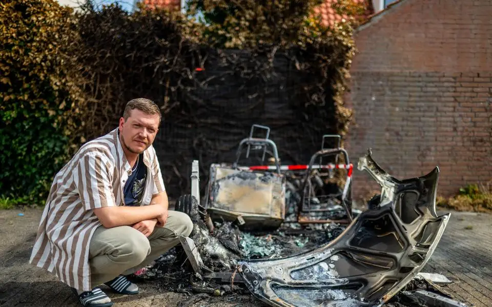 Ronaldo’s (30) auto is afgebrand in Leeuwarden, maar daarmee ook zijn hele ‘oldskool’ cd-collectie: ‘Dat doet meer pijn’