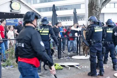 Waarom de politie traangas wilde inzetten bij rellen na landstitel PSV en hoe de burgemeester het ‘balkonmoment’ redde