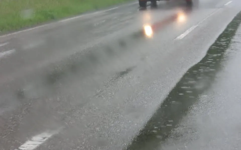 Surfen, zweven, glijden. Daar wordt aan gedacht bij de vertaling van aquaplaning
