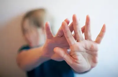 Vrouw rent in paniek de straat op nadat ze is ‘verkracht’, en dat terwijl de man even daarvoor nog haar redder zou zijn geweest