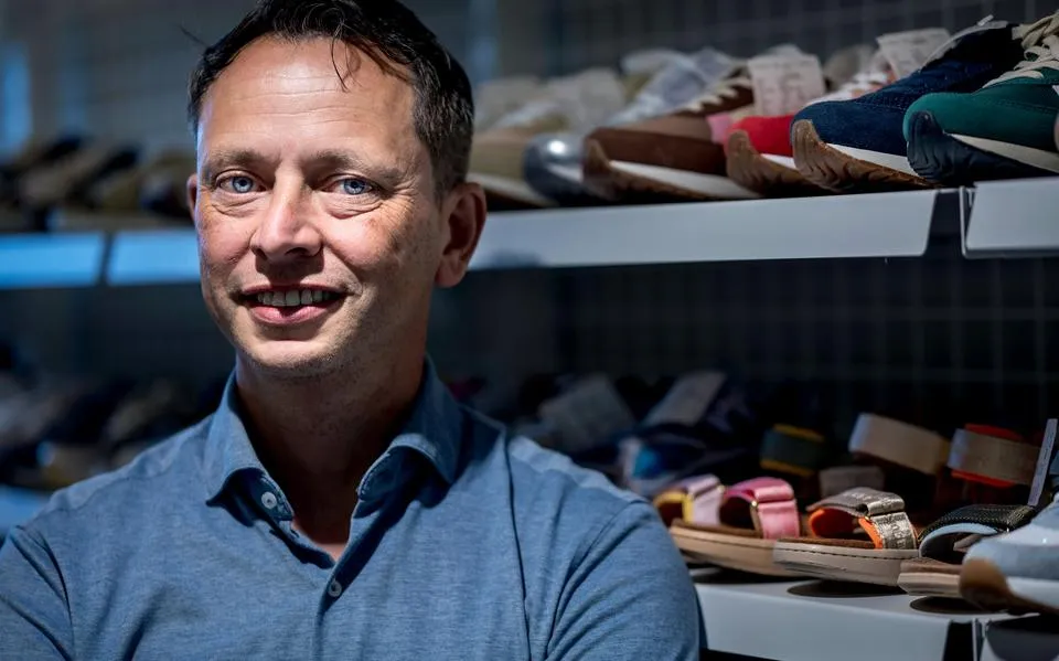 Zo moet schoenenzaak Ziengs het internet overleven. ‘Juist de combinatie met webshop gaat het maken’