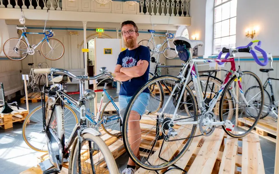 Vertrek Accell is ‘Eeuwig zonde’, zegt verzamelaar van echte Friese fietsen Batavus en Koga. Je kunt ze nog bekijken in Oudebildtzijl