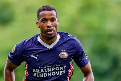 LIVE | PSV-trainer Peter Bosz maakt eerste doelman bekend: Pléa is de spits en Van Bommel start nog niet