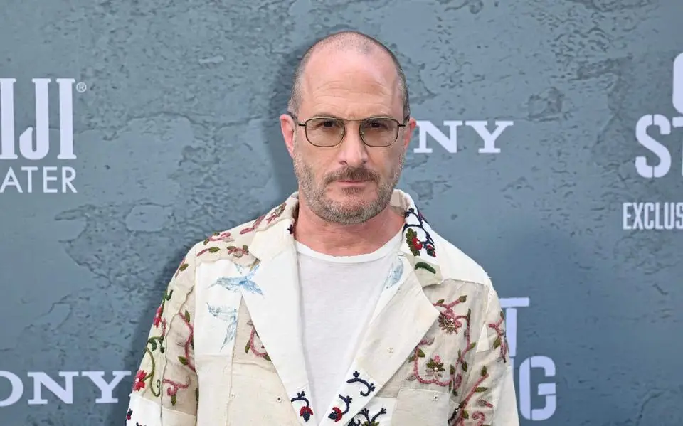 ’Black Swan’-regisseur Darren Aronofsky gooit roer om met ’Caught Stealing’: ’Even alle rampspoed vergeten’