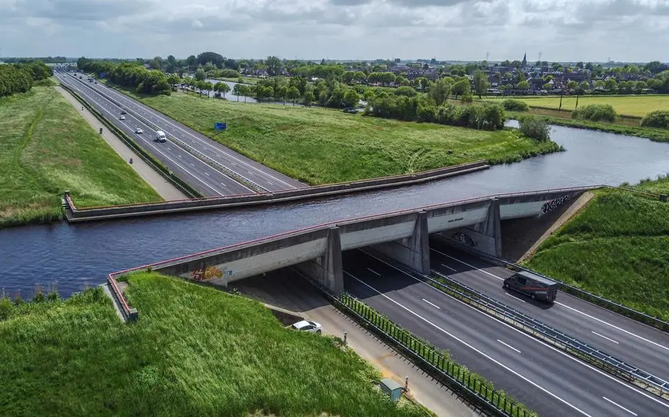 Het aquaduct in de A32 bij Akkrum lekt water. Ligt de oplossing van dit probleem in een poel 13 kilometer verderop?