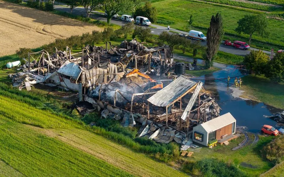 Politie onderzoekt brandstichting nadat de Boerderijshop in Arum in vlammen opging