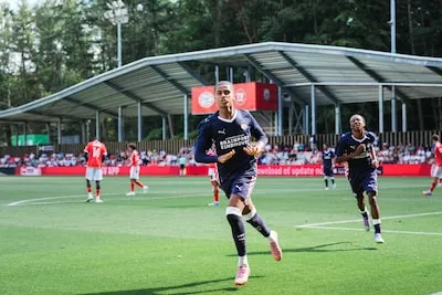 Spits Austyn Jones (17) start met PSV sterk in de strijd om de Otten Cup: ‘Ik wil topscorer worden’