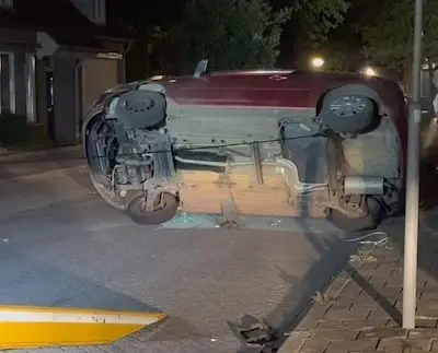 Auto belandt op zijn kant bij ongeval in Budel: bestuurder laat voertuig achter en vlucht