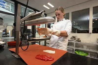 Terwijl al haar vrienden op vakantie zijn, bakt Maud (20) er op los in een lege school: ‘Deze wedstrijd wil ik graag winnen’