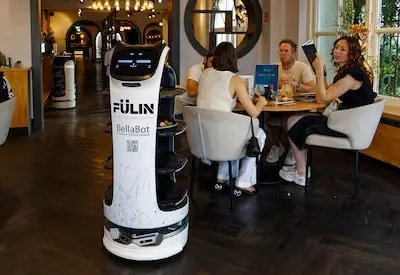 Horeca is nog steeds mensenwerk, maar wel steeds vaker door de gasten zelf verricht