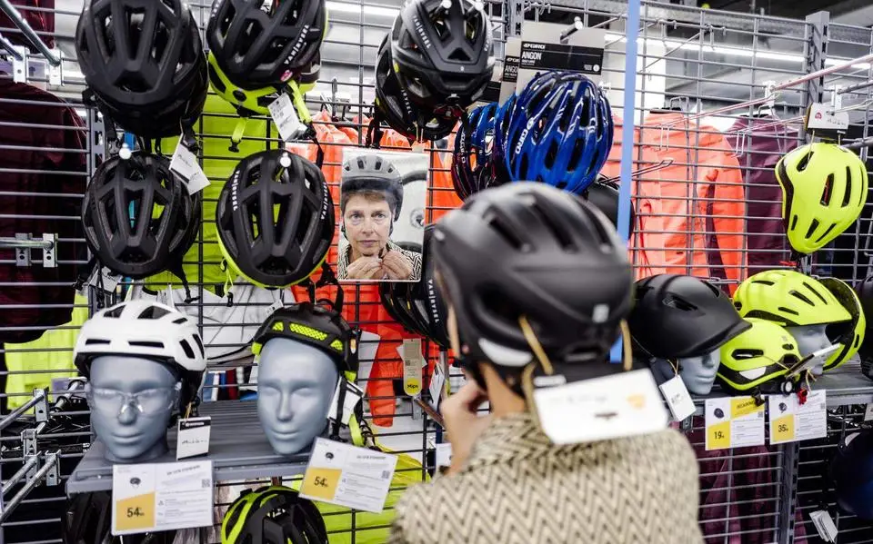Fietsen op e-bike met helm moet voor jong en oud de norm zijn| LC commentaar