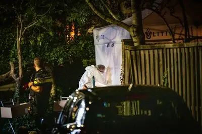 Dode bij steekpartij in Gouda: agenten doen hele nacht onderzoek in huis, omgeving hermetisch afgezet