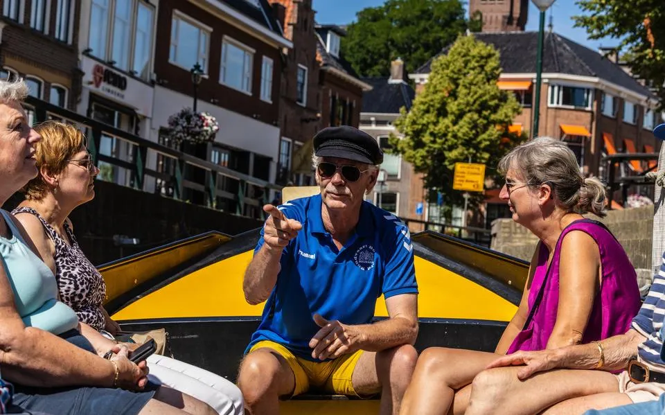 De scheve schaats van Prins Hendrik en andere anekdotes uit Bolsward. Varende stadsgids Kerst (74) strooit ermee