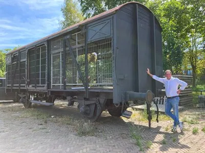 Tweede leven voor goederenwagons: bar met podium op lommerrijk pleintje op bedrijventerrein Strijp-T