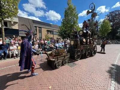 De eerste wagens van de 66e Brabantsedag rollen door Heeze